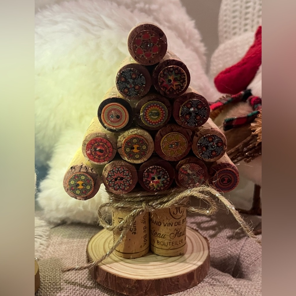 Custom Made Wine Corks & Buttons Christmas Tree for Wine Enthusiasts NEW - Picture 3 of 4